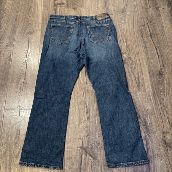 Wrangler peak comfort relaxed boot Men's Classic Blue Straight Jeans size 36x32 - Picture 9 of 15